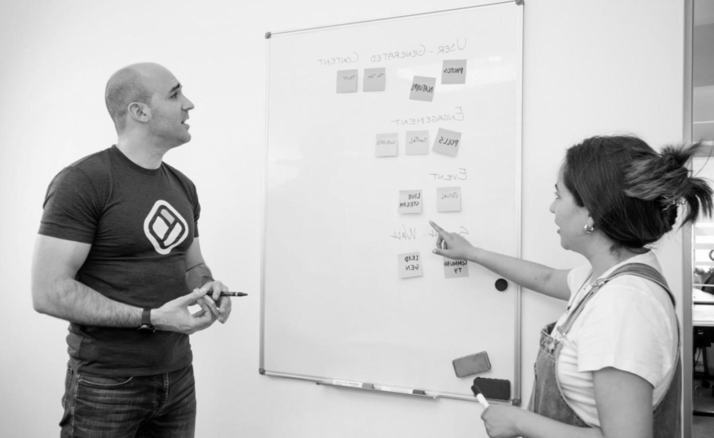 Sesión de trabajo en equipo desarrollando estrategias financieras