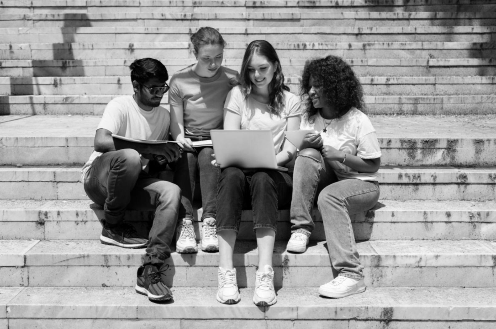 Estudiante aplicando técnicas de aprendizaje remoto en finanzas empresariales